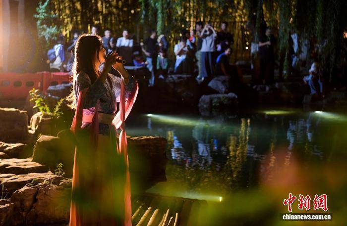 山东济南：趵突泉“趵突夜画”亮相