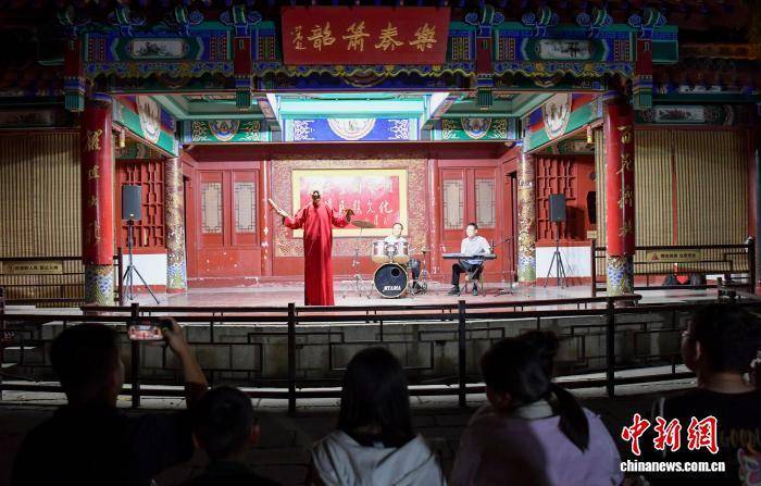 山东济南：趵突泉“趵突夜画”亮相