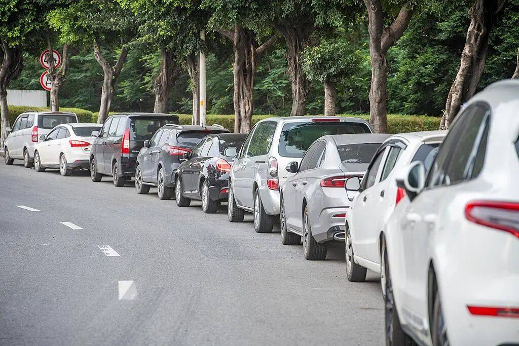 机关单位免费停车、开放食堂……全国多地开启假期“宠客”模式