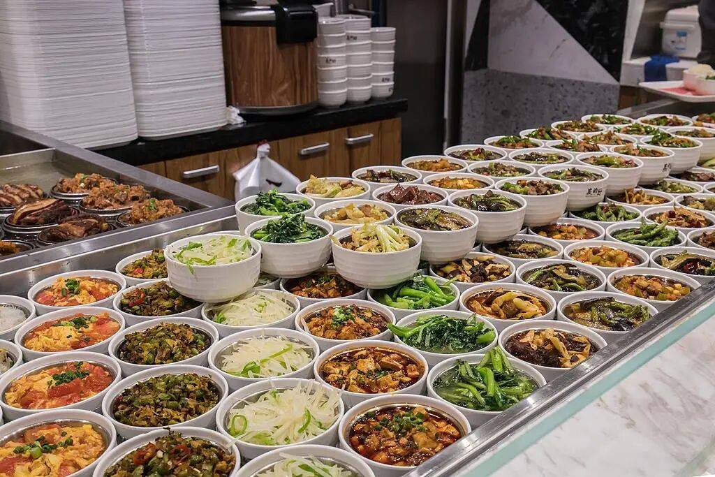 机关单位免费停车、开放食堂……全国多地开启假期“宠客”模式