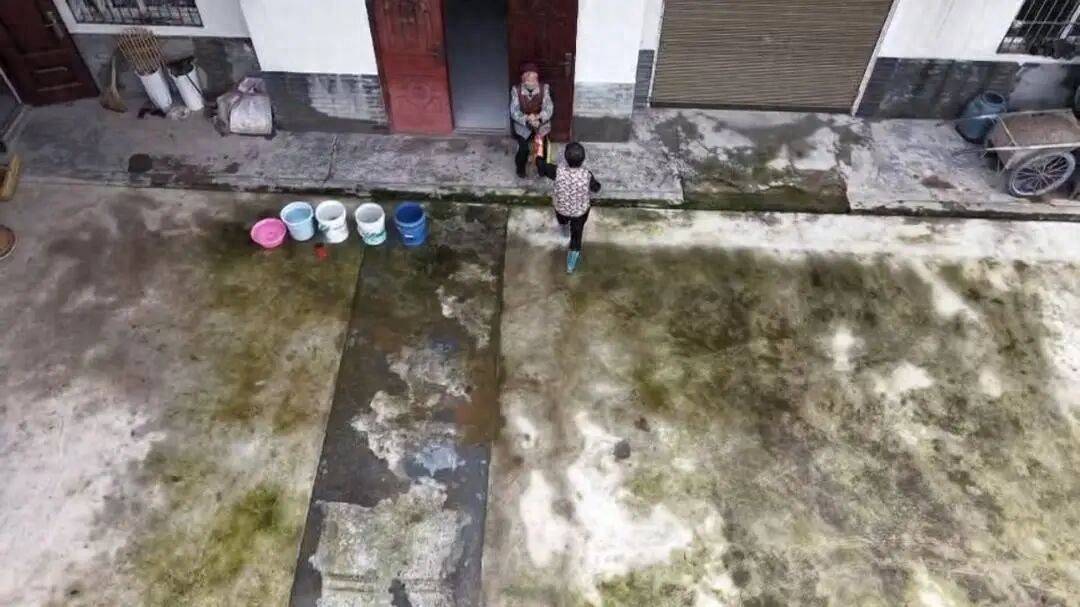 四川巴中男子宴席打包“坨子肉”<strong></p>
<p>MM虚拟币</strong>,用无人机“空投”给95岁外婆