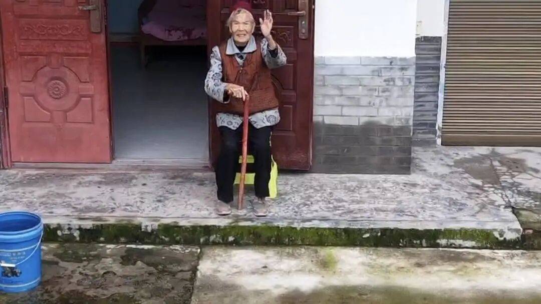 四川巴中男子宴席打包“坨子肉”<strong></p>
<p>MM虚拟币</strong>,用无人机“空投”给95岁外婆