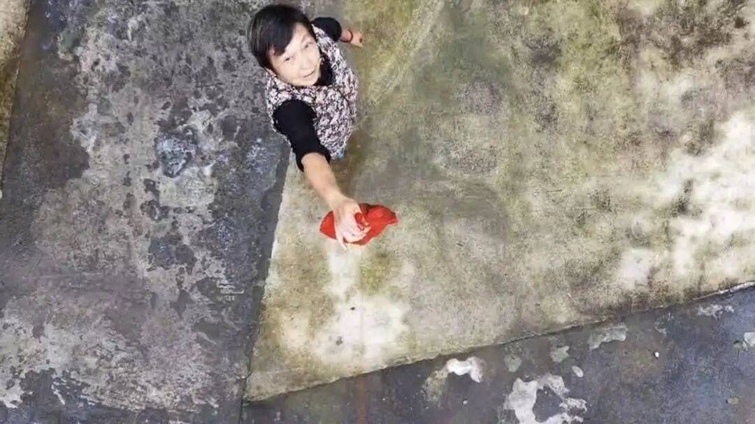 四川巴中男子宴席打包“坨子肉”<strong></p>
<p>MM虚拟币</strong>,用无人机“空投”给95岁外婆