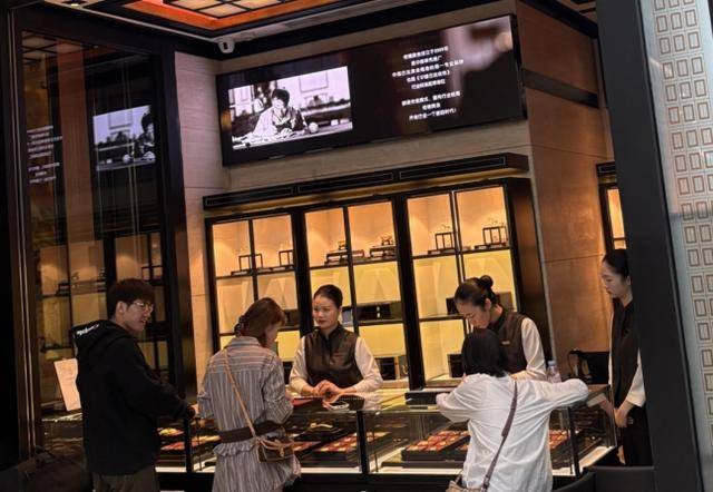 金价创历史新高!北京黄金消费“量价齐飞”<strong></p>
<p>虚拟币取缔</strong>,年轻人买金饰当“理财”,买涨不买跌成共识|华夏双节观察