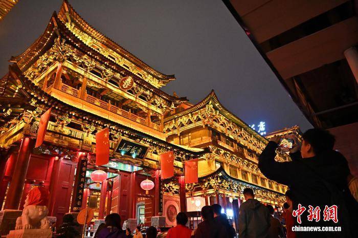 百年山西饭店夜景走红 古建新韵吸引游客