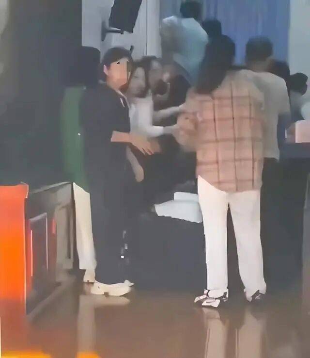 家长们跪成一排<strong></p>
<p>虚拟币取缔</strong>，学生蒙眼从背上踩过？教育局回应河南一中学举办活动引热议：正调查处理