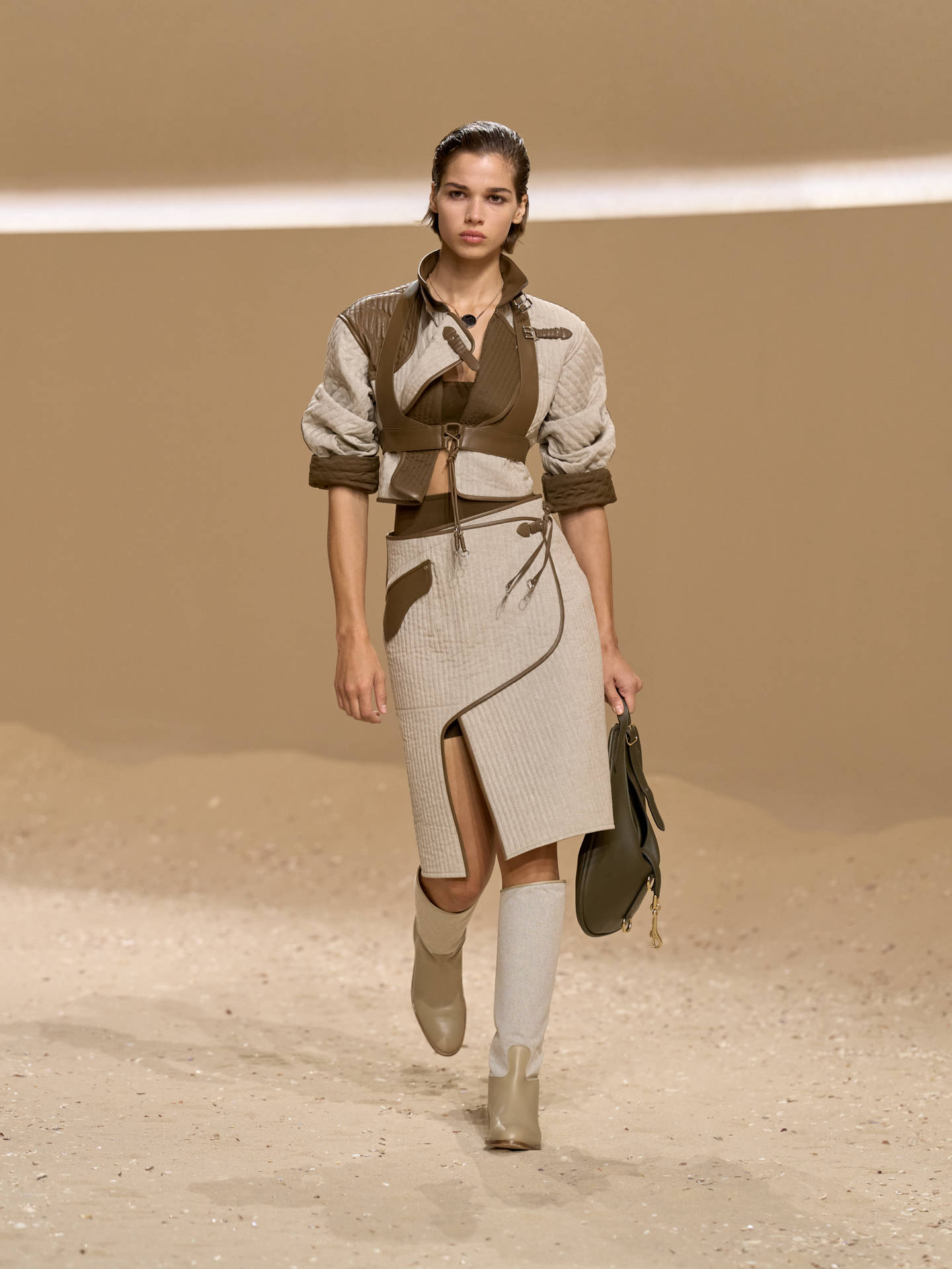 爱马仕秀场变沙滩<strong></p>
<p>虚拟币取缔</strong>，丝巾变上衣、亮色包袋注入新活力！