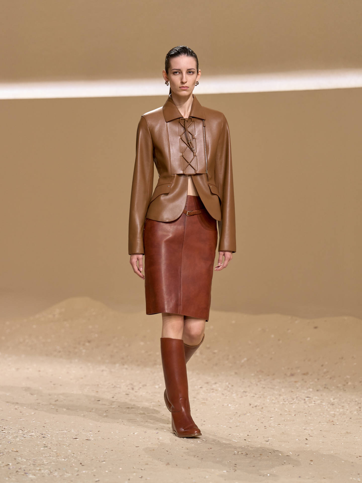 爱马仕秀场变沙滩<strong></p>
<p>虚拟币取缔</strong>，丝巾变上衣、亮色包袋注入新活力！