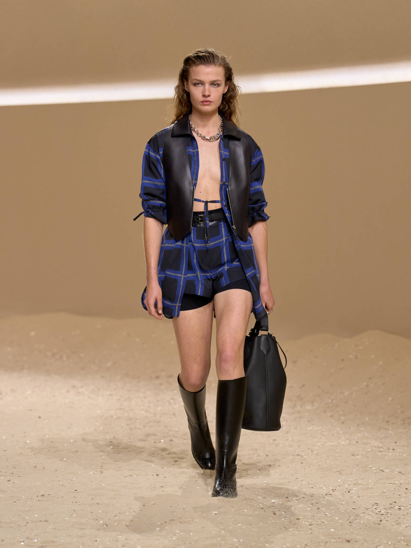 爱马仕秀场变沙滩<strong></p>
<p>虚拟币取缔</strong>，丝巾变上衣、亮色包袋注入新活力！