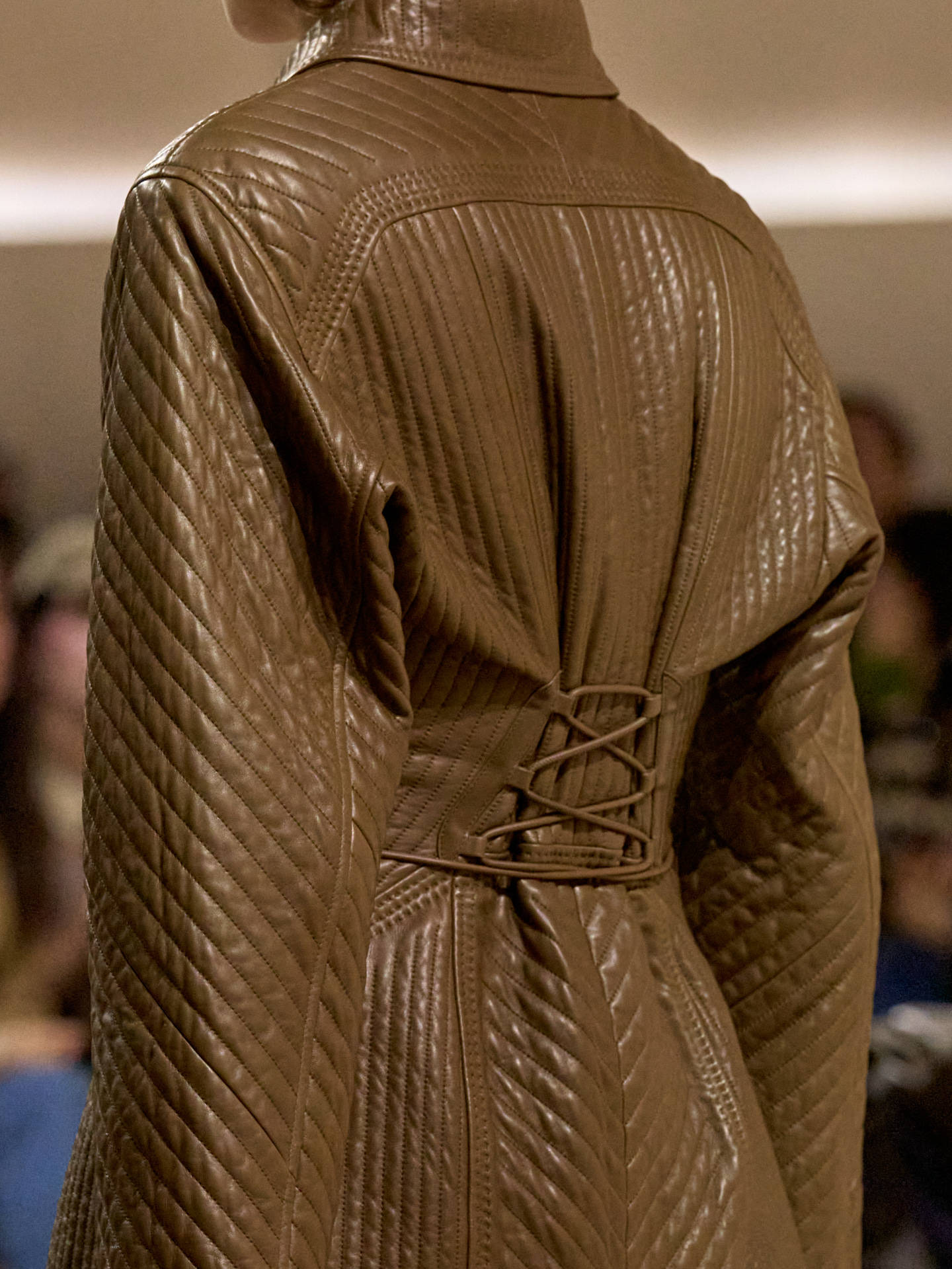 爱马仕秀场变沙滩<strong></p>
<p>虚拟币取缔</strong>，丝巾变上衣、亮色包袋注入新活力！