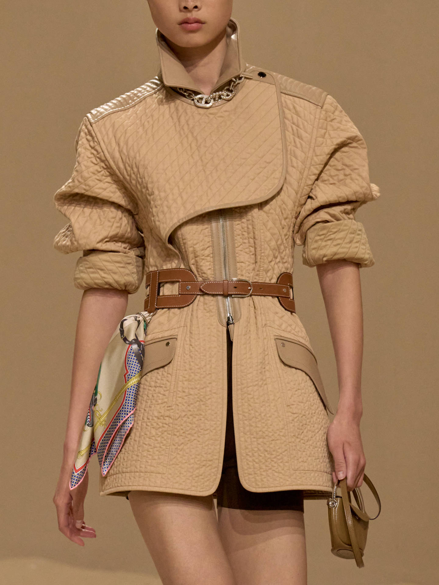 爱马仕秀场变沙滩<strong></p>
<p>虚拟币取缔</strong>，丝巾变上衣、亮色包袋注入新活力！