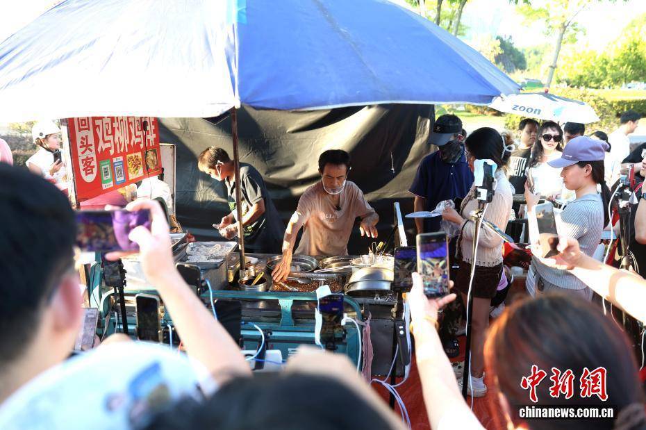 江西景德镇“鸡排哥”的中秋节:摊位成景 坚守为客