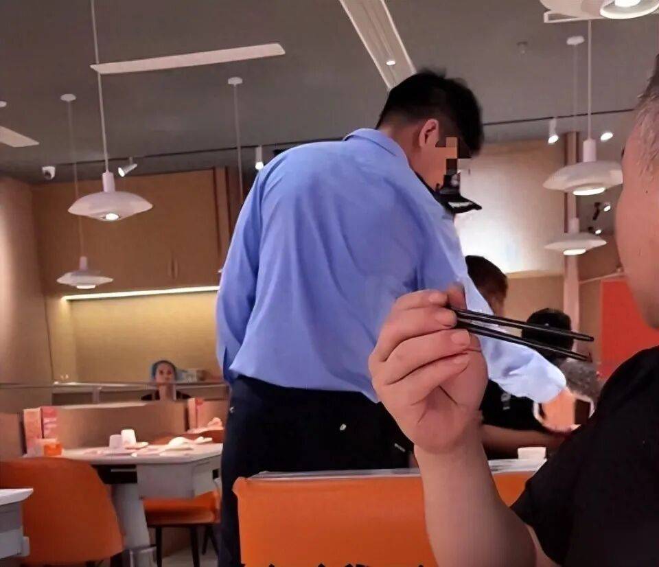 小伙和女友餐厅吃饭<strong></p>
<p>挖数字货币</strong>，被民警赶来戴铐带走；警方回应：其女友与一离家女孩“撞脸”，错抓已道歉