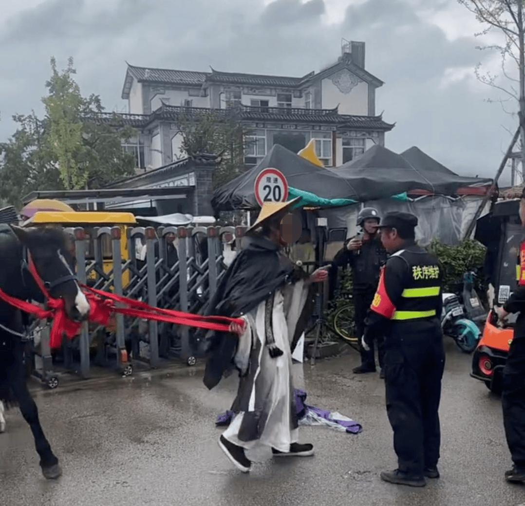 男子骑马在大理洱海廊道与保安起冲突 当地政府:廊道禁止机动车和马匹入内