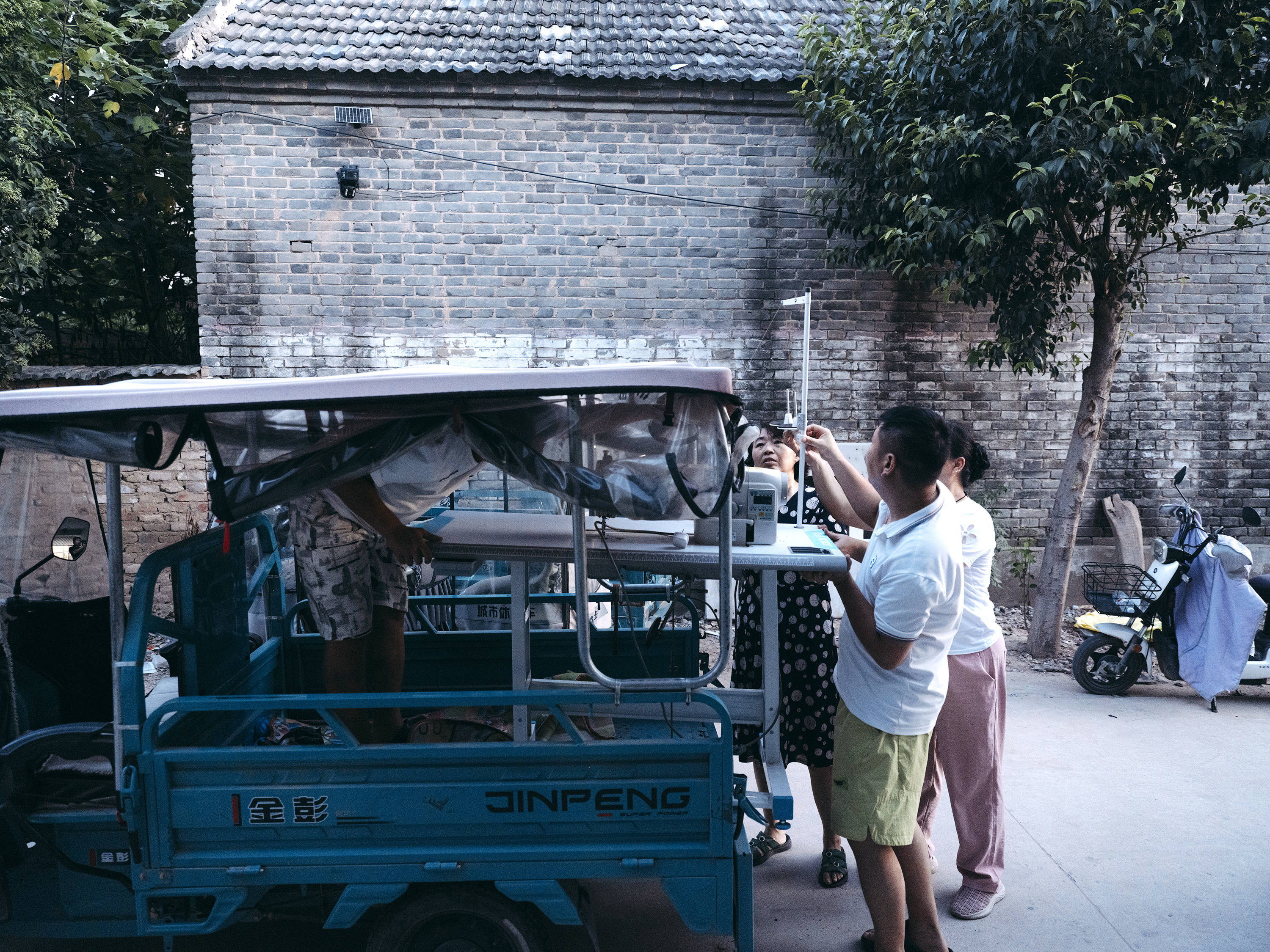 农村宝妈为潮牌玩偶做衣服 月还2千房贷