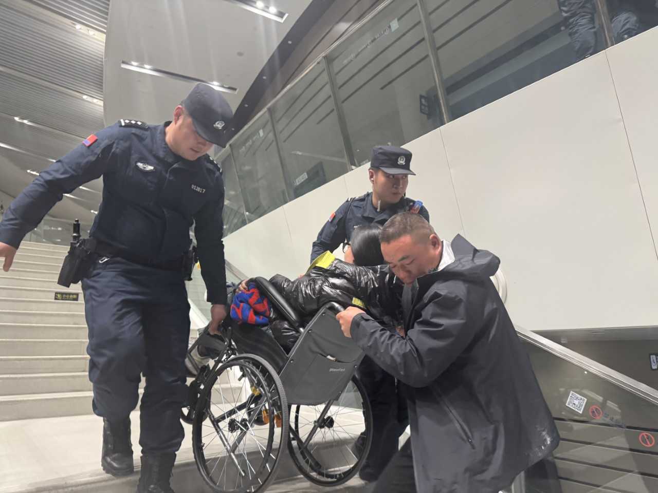 暖心护航<strong></p>
<p>国际数字货币</strong>,为爱“续航”——助力坐轮椅观众平安离场