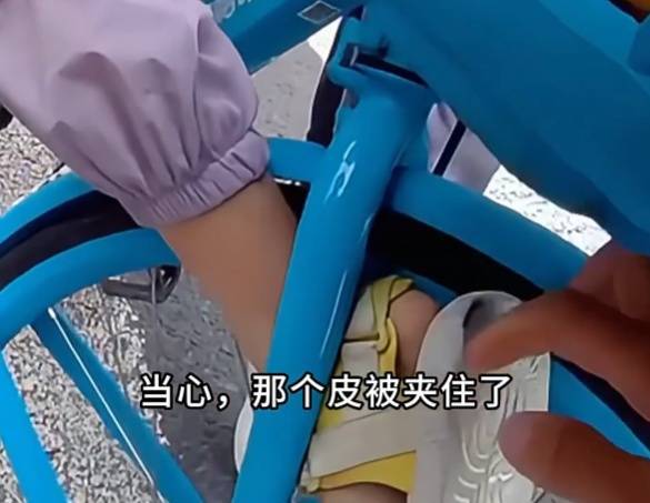 看着都疼<strong></p>
<p>如何交易数字货币</strong>！上海街头一男子突然求助：10岁女儿被死死卡住！这个行为太危险→