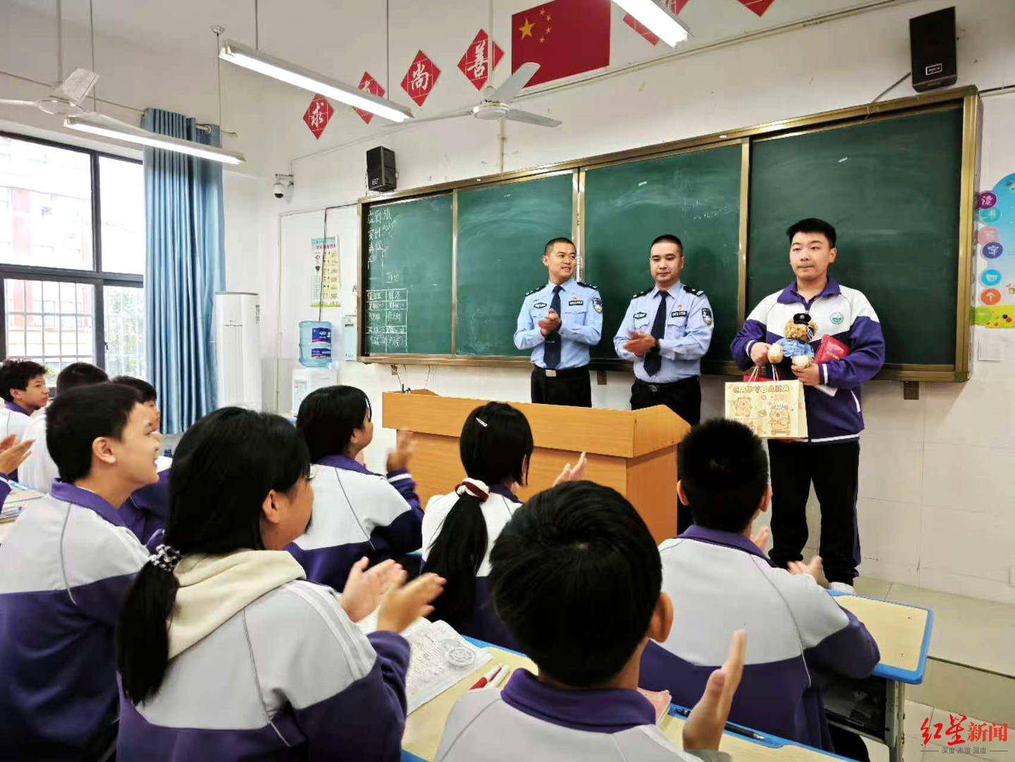 初二男生捡到1.4万余元现金<strong></p>
<p>中国的数字货币</strong>，淡定拍视频后报警物归失主，民警送“奖”到校园