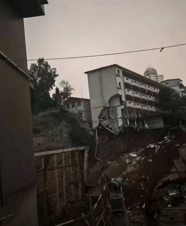 近4000人小学突发坍塌形成巨大坑洞<strong></p>
<p>中国的数字货币</strong>,操场塌下去一半,“还好发生在夜里”