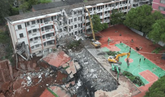 近4000人小学突发坍塌形成巨大坑洞<strong></p>
<p>中国的数字货币</strong>,操场塌下去一半,“还好发生在夜里”