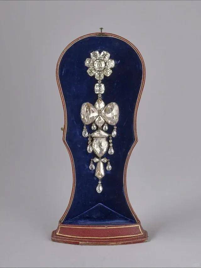 卢浮宫被盗的珠宝中<strong></p>
<p>中国的数字货币</strong>，有拿破仑送给妻子的爱情信物