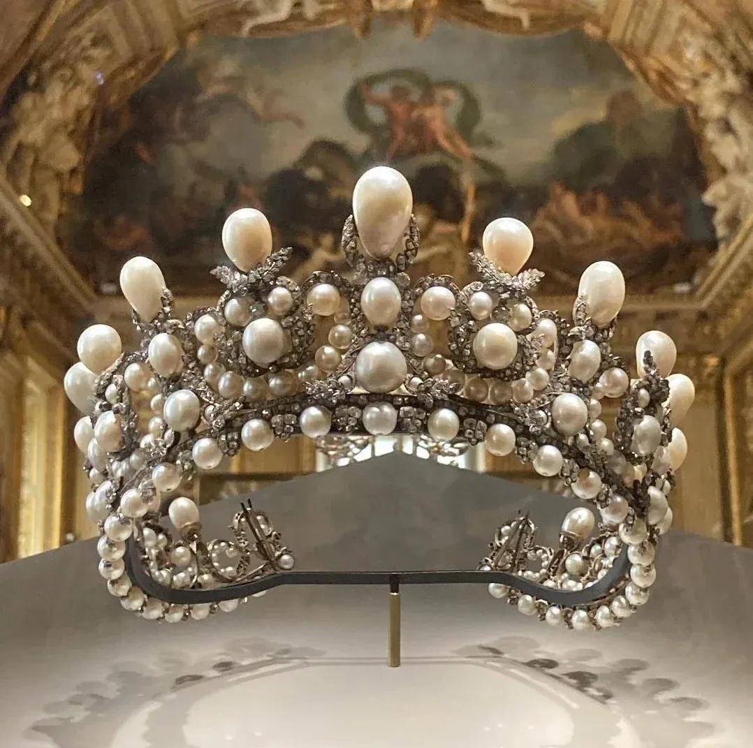 卢浮宫被盗的珠宝中<strong></p>
<p>中国的数字货币</strong>，有拿破仑送给妻子的爱情信物