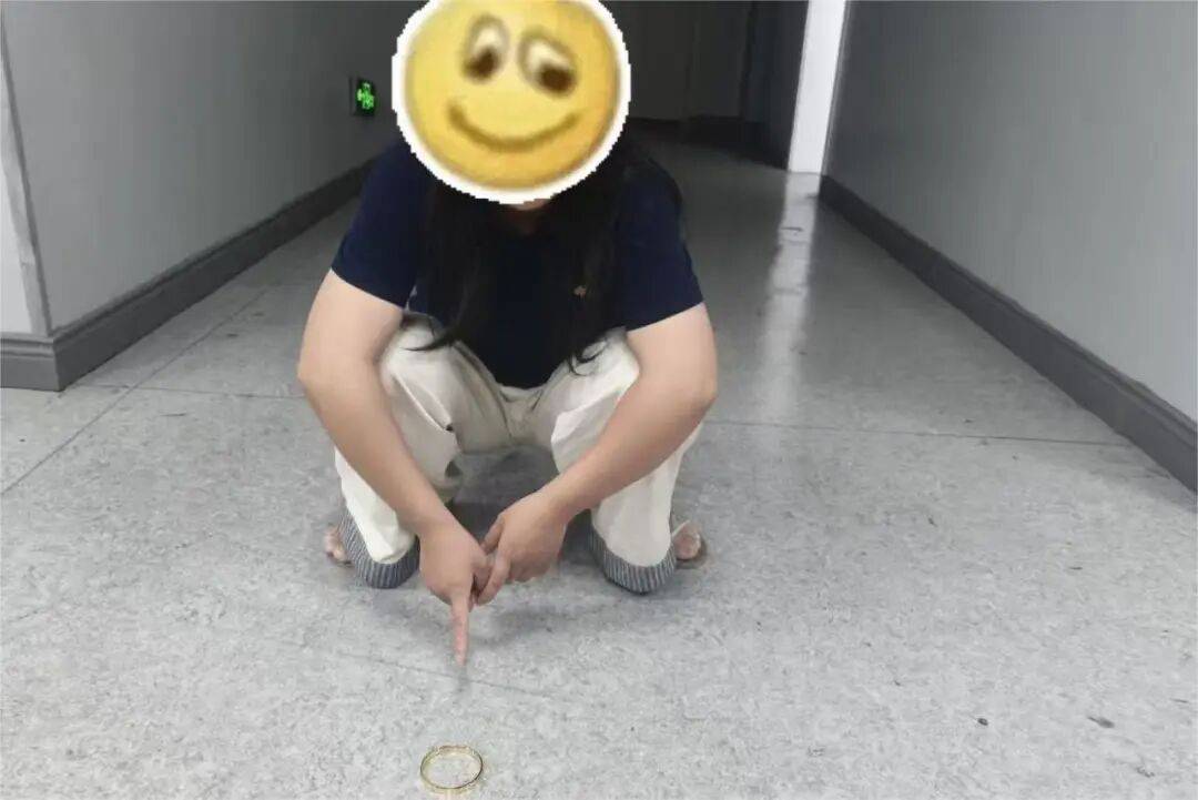 江西一新娘金手镯婚前被堂嫂掉包成铜手镯<strong></p>
<p>数字货币机</strong>，堂嫂事后还淡定去吃席，目前已被采取刑事强制措施