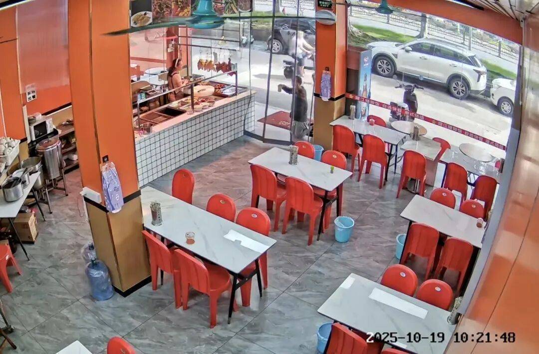 小伙到广州一猪脚饭店吃免费“2号餐”<strong></p>
<p>数字货币公司</strong>,突然跪地道谢,老板娘:以后要吃饭就直接过来