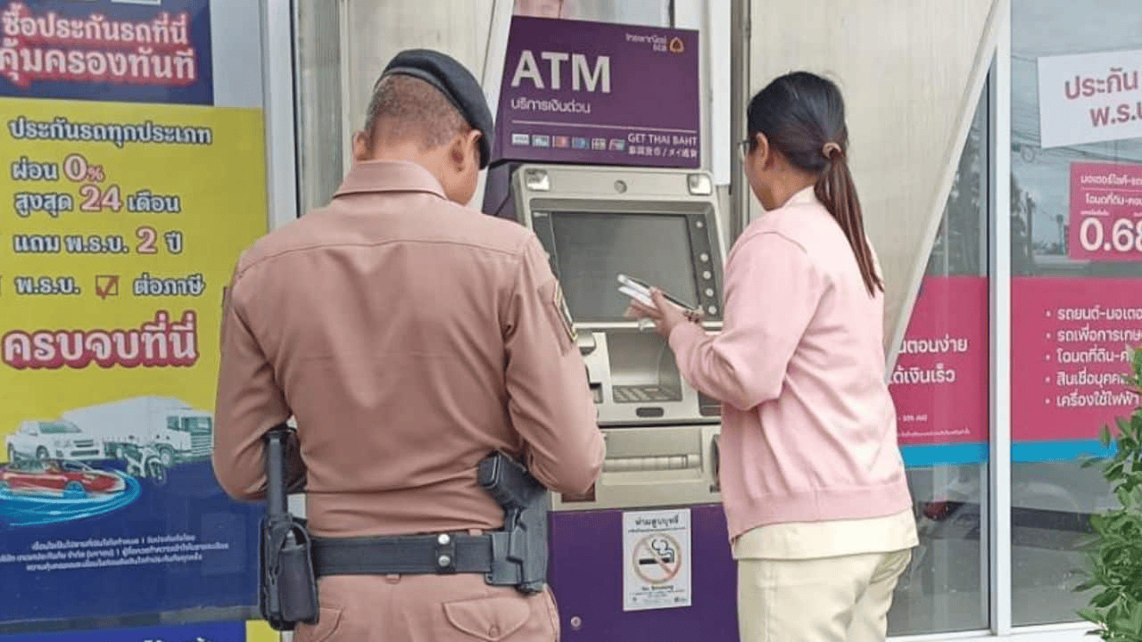 泰国女子在ATM机取钱<strong></p>
<p>数字货币分析</strong>，取款口突然窜出一条蛇