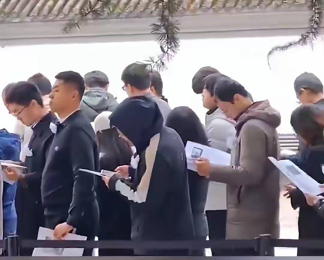 杨振宁追悼会很隆重<strong></p>
<p>数字货币分析</strong>,大儿子未现身,翁帆站家属首位,样子很憔悴