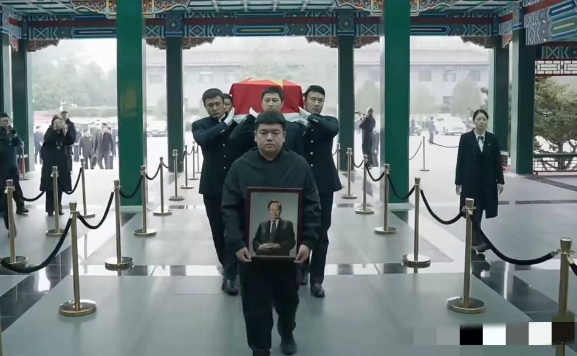 杨振宁追悼会很隆重<strong></p>
<p>数字货币分析</strong>,大儿子未现身,翁帆站家属首位,样子很憔悴