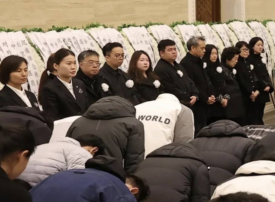 杨振宁追悼会很隆重<strong></p>
<p>数字货币分析</strong>,大儿子未现身,翁帆站家属首位,样子很憔悴