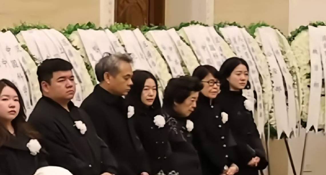 杨振宁追悼会很隆重<strong></p>
<p>数字货币分析</strong>,大儿子未现身,翁帆站家属首位,样子很憔悴