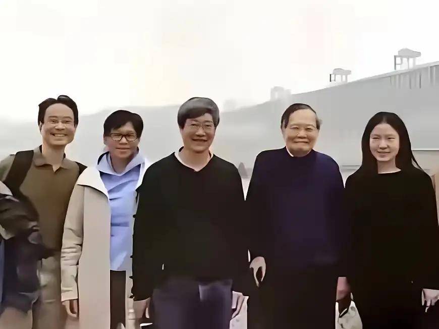 杨振宁追悼会很隆重<strong></p>
<p>数字货币分析</strong>,大儿子未现身,翁帆站家属首位,样子很憔悴