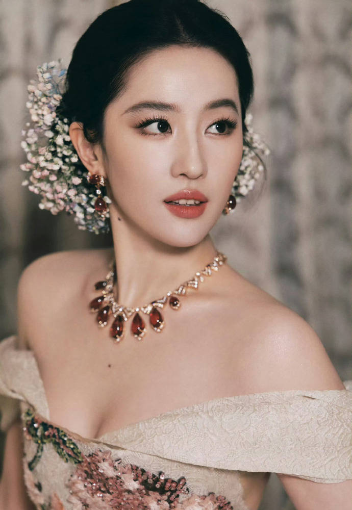 刘亦菲头顶满天星、周冬雨大胆透视装、杨幂顶级高定...VOGUE红毯谁赢了<strong></p>
<p>数字货币分析</strong>?