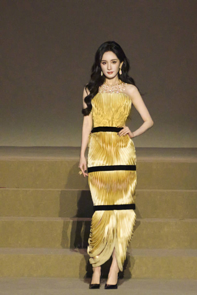 刘亦菲头顶满天星、周冬雨大胆透视装、杨幂顶级高定...VOGUE红毯谁赢了<strong></p>
<p>数字货币分析</strong>?