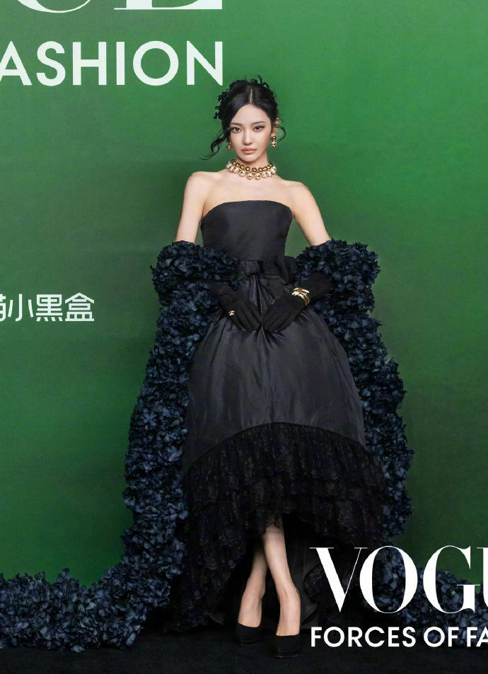 刘亦菲头顶满天星、周冬雨大胆透视装、杨幂顶级高定...VOGUE红毯谁赢了<strong></p>
<p>数字货币分析</strong>?