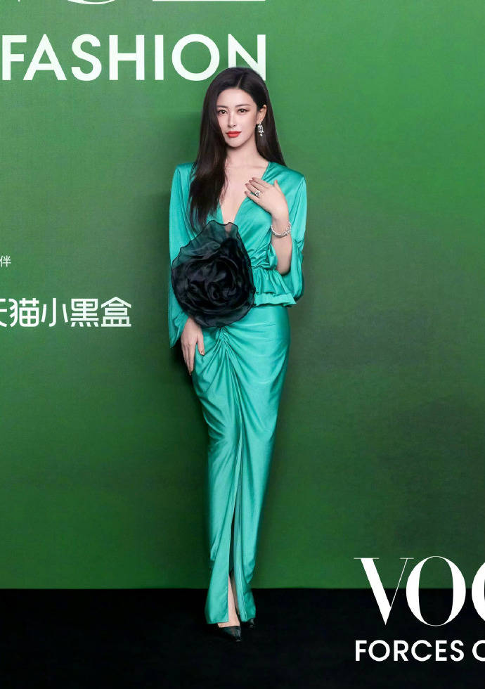 刘亦菲头顶满天星、周冬雨大胆透视装、杨幂顶级高定...VOGUE红毯谁赢了<strong></p>
<p>数字货币分析</strong>?