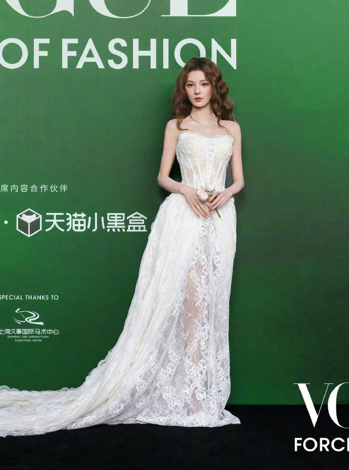 刘亦菲头顶满天星、周冬雨大胆透视装、杨幂顶级高定...VOGUE红毯谁赢了<strong></p>
<p>数字货币分析</strong>?