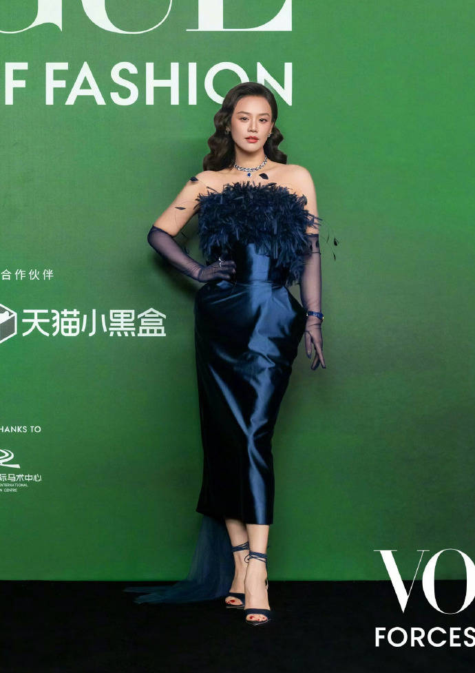 刘亦菲头顶满天星、周冬雨大胆透视装、杨幂顶级高定...VOGUE红毯谁赢了<strong></p>
<p>数字货币分析</strong>?