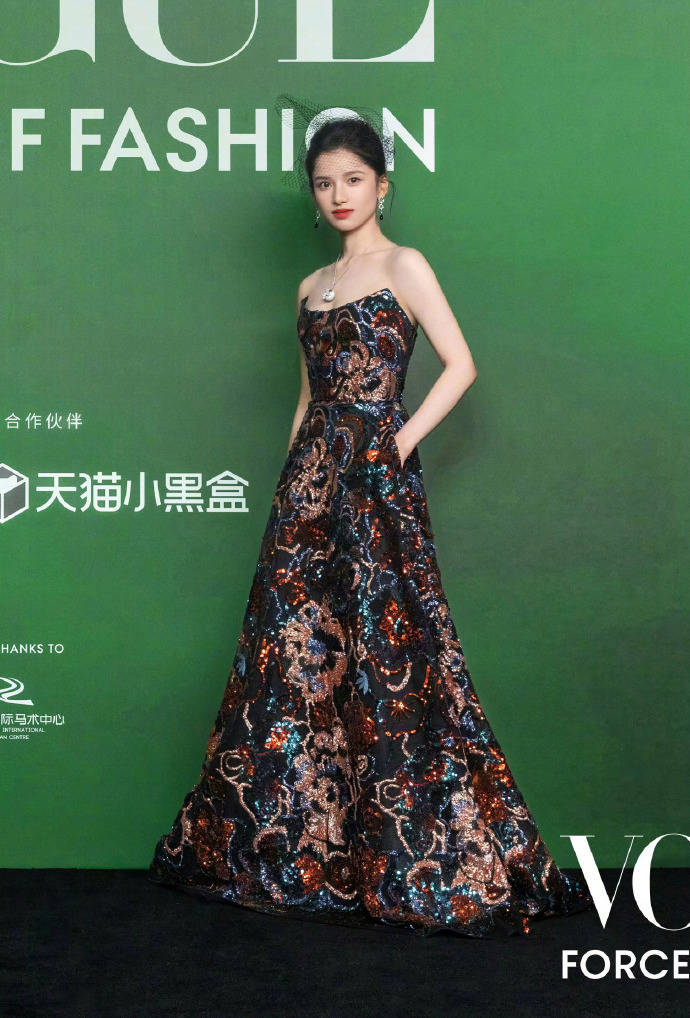 刘亦菲头顶满天星、周冬雨大胆透视装、杨幂顶级高定...VOGUE红毯谁赢了<strong></p>
<p>数字货币分析</strong>?