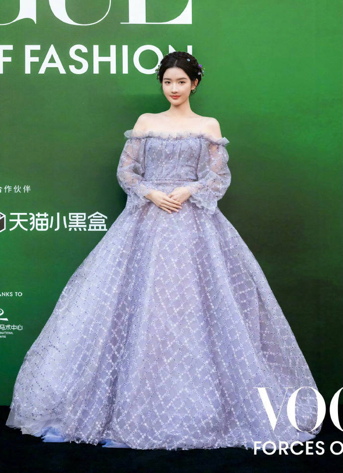 刘亦菲头顶满天星、周冬雨大胆透视装、杨幂顶级高定...VOGUE红毯谁赢了<strong></p>
<p>数字货币分析</strong>?