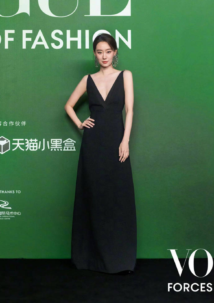 刘亦菲头顶满天星、周冬雨大胆透视装、杨幂顶级高定...VOGUE红毯谁赢了<strong></p>
<p>数字货币分析</strong>?