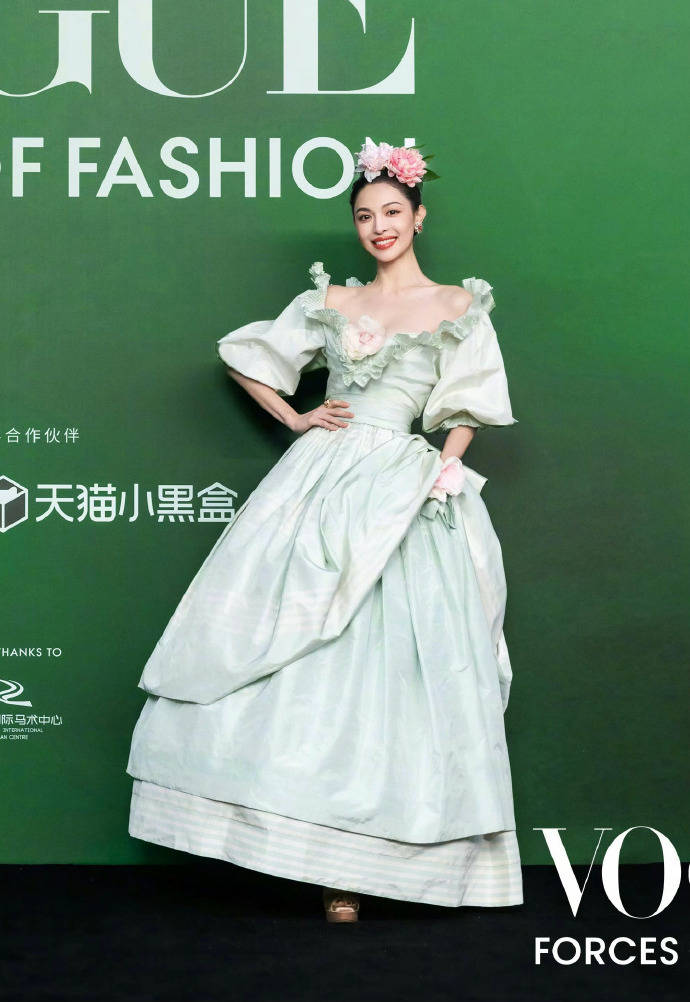 刘亦菲头顶满天星、周冬雨大胆透视装、杨幂顶级高定...VOGUE红毯谁赢了<strong></p>
<p>数字货币分析</strong>?