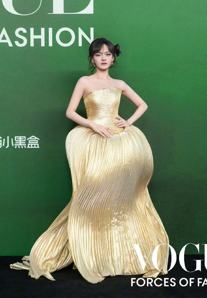 刘亦菲头顶满天星、周冬雨大胆透视装、杨幂顶级高定...VOGUE红毯谁赢了<strong></p>
<p>数字货币分析</strong>?