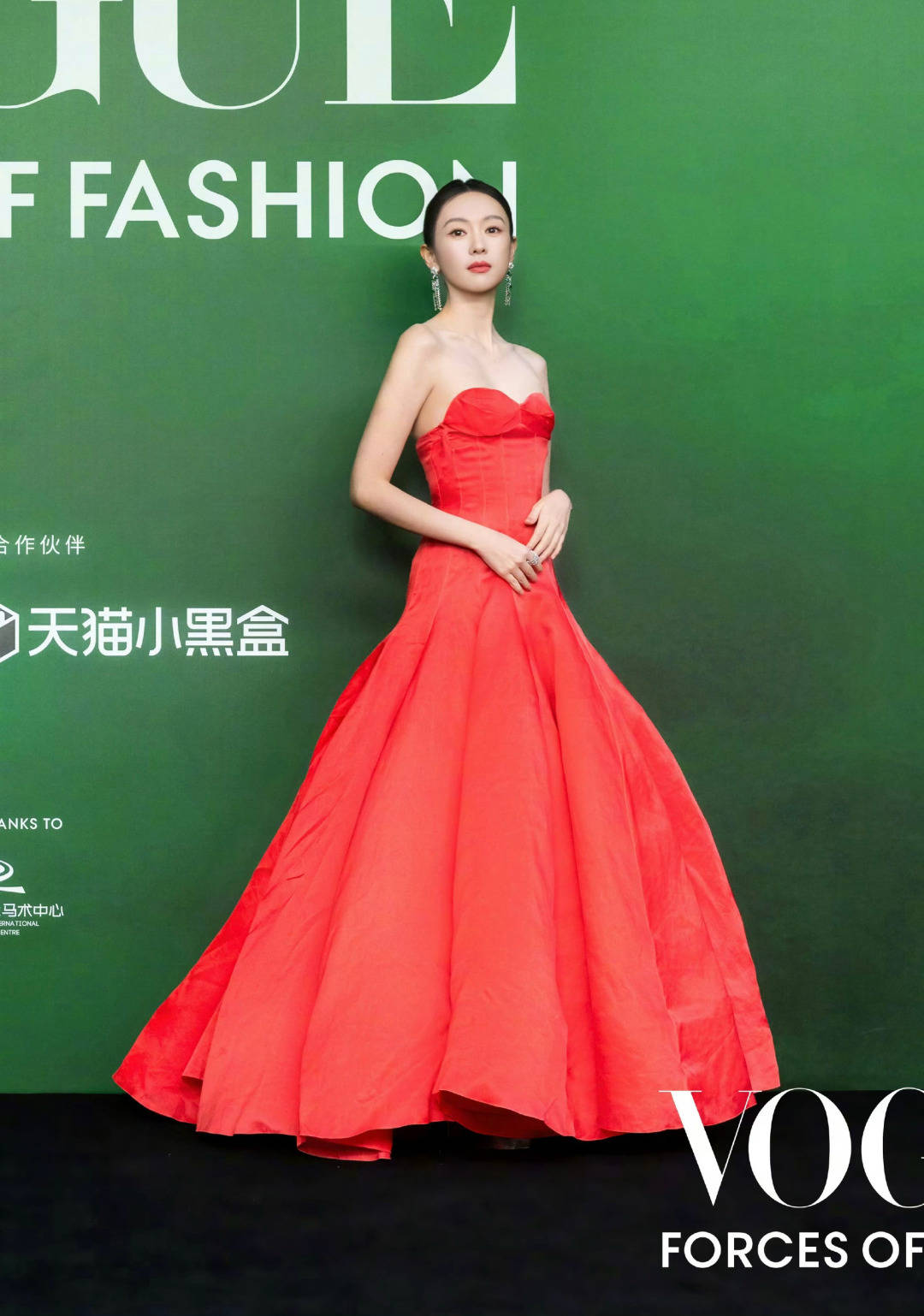 刘亦菲头顶满天星、周冬雨大胆透视装、杨幂顶级高定...VOGUE红毯谁赢了<strong></p>
<p>数字货币分析</strong>?