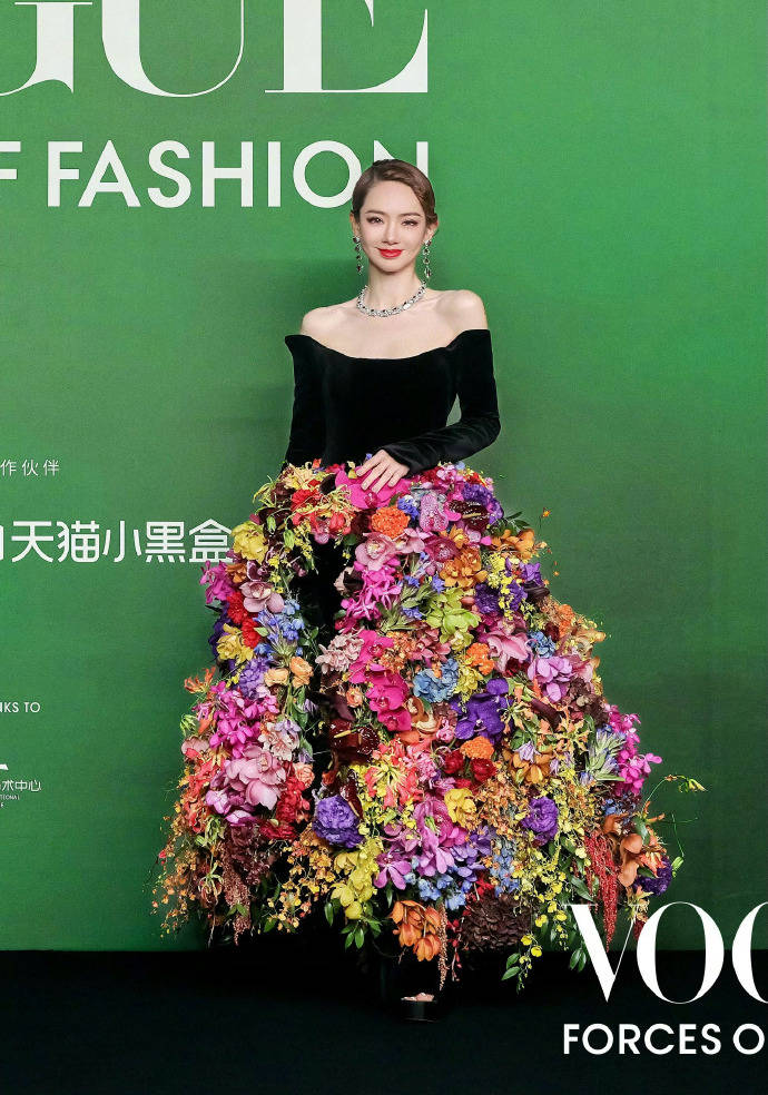 刘亦菲头顶满天星、周冬雨大胆透视装、杨幂顶级高定...VOGUE红毯谁赢了<strong></p>
<p>数字货币分析</strong>?