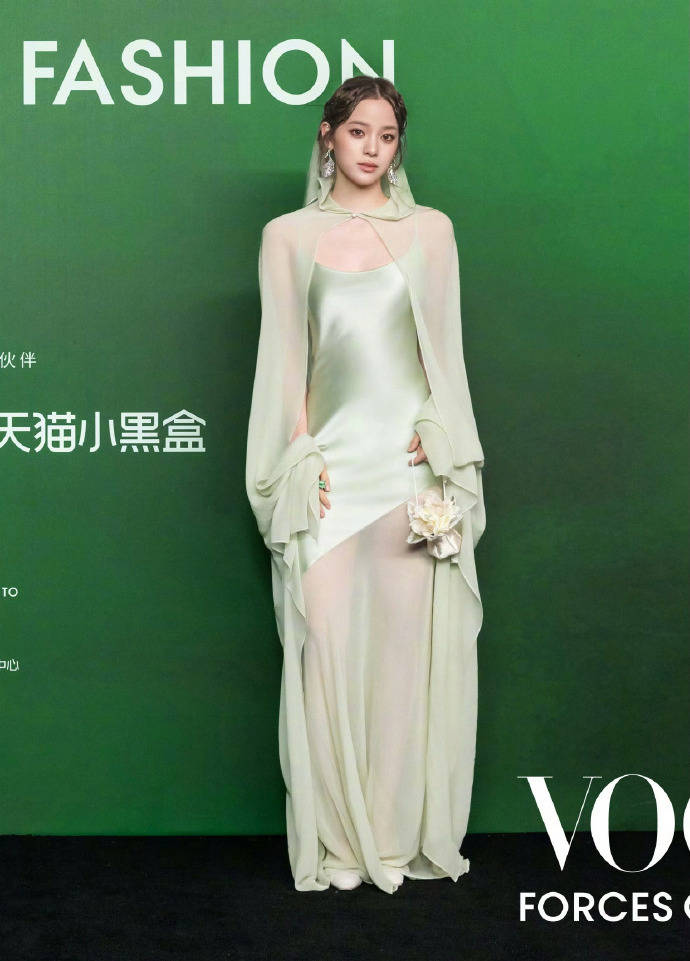 刘亦菲头顶满天星、周冬雨大胆透视装、杨幂顶级高定...VOGUE红毯谁赢了<strong></p>
<p>数字货币分析</strong>?