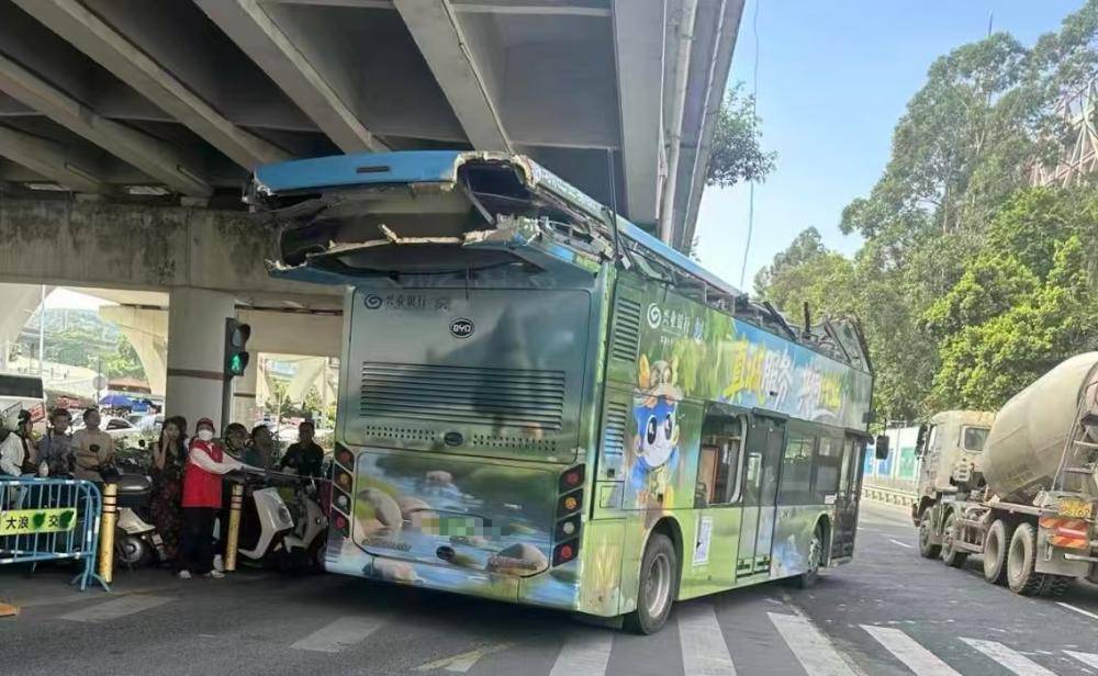 深圳一辆双层巴士高架桥下遭“剃头”<strong></p>
<p>数字货币软件</strong>,玻璃碎片散落一地,多方回应