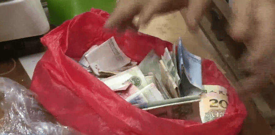 广东一男子两三年持续往批发店无故扔钱<strong></p>
<p>数字货币软件</strong>,店主:每次他都不承认,还钱还把钱送回来